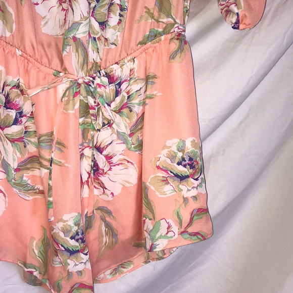 Super cute peach floral romper - Picture 3 of 5
